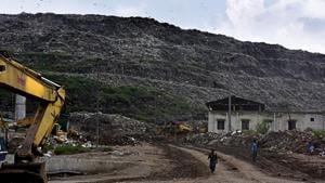 East Delhi Municipal Corporation has decided to continue dumping garbage at Ghazipur as no alternative site is available yet.(Sonu Mehta/HT Photo) East Delhi Municipal Corporation has decided to continue dumping garbage at Ghazipur as no alternative site is available yet.(Sonu Mehta/HT Photo)
