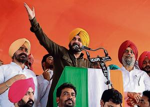 Punjab local bodies minister Navjot Singh Sidhu addressing the Congress rally during the Chhapar fair near Ludhiana on Wednesday.(HT Photo) Punjab local bodies minister Navjot Singh Sidhu addressing the Congress rally during the Chhapar fair near Ludhiana on Wednesday.(HT Photo)