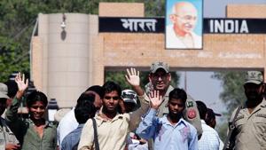 Pakistani paramilitary soldiers stand guard as Indian fishermen, who were released from a Pakistani jail(Reuters File Photo) Pakistani paramilitary soldiers stand guard as Indian fishermen, who were released from a Pakistani jail(Reuters File Photo)