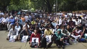 Scores of people, including editors, social activists, poets, and teachers, today paid tributes to slain journalist Gauri Lankesh at a protest at Jantar Mantar in New Delhi.(Ravi Choudhary/HT PHOTO) Scores of people, including editors, social activists, poets, and teachers, today paid tributes to slain journalist Gauri Lankesh at a protest at Jantar Mantar in New Delhi.(Ravi Choudhary/HT PHOTO)