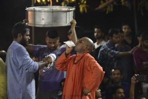 Supporters of ABVP blow a conch during an open debate for presidential candidates in the JNU student elections .(Vipin KUmar /HT PHOTO) Supporters of ABVP blow a conch during an open debate for presidential candidates in the JNU student elections .(Vipin KUmar /HT PHOTO)