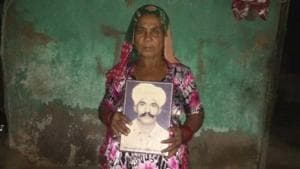 Laxmi Singh with the photo of her husband Bhagu Singh who has been languishing in a Pakistani jail for three decades.(HT Photo) Laxmi Singh with the photo of her husband Bhagu Singh who has been languishing in a Pakistani jail for three decades.(HT Photo)