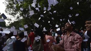 Supporters shout slogans and throw pamphlets during JNU student union election in New Delhi on Friday.(Vipin KUmar /HT PHOTO) Supporters shout slogans and throw pamphlets during JNU student union election in New Delhi on Friday.(Vipin KUmar /HT PHOTO)