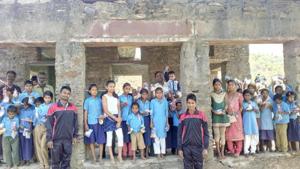 Sonu Meena and Ramlal, who run the makeshift school, don’t charge any fee.(HT Photo) Sonu Meena and Ramlal, who run the makeshift school, don’t charge any fee.(HT Photo)