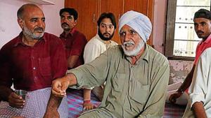 Dera Sacha Sauda follower Nachhatar Singh and others at Nasibpura village in Bathinda on Friday.(Sanjeev Kumar/HT) Dera Sacha Sauda follower Nachhatar Singh and others at Nasibpura village in Bathinda on Friday.(Sanjeev Kumar/HT)