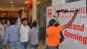 Protesters vandalising a Javed Habib saloon, Dhanbad,Jharkhand, September 9(Bijay/HT) Protesters vandalising a Javed Habib saloon, Dhanbad,Jharkhand, September 9(Bijay/HT)