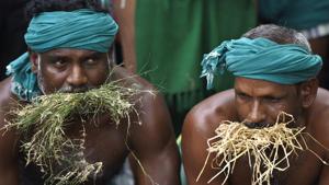 A file photo of Tamil Nadu farmers protesting at Jantar Mantar in Delhi. Ten of their men, including their leader P Ayyakannu, took the drastic step on Sunday.(Sonu Mehta/HT file) A file photo of Tamil Nadu farmers protesting at Jantar Mantar in Delhi. Ten of their men, including their leader P Ayyakannu, took the drastic step on Sunday.(Sonu Mehta/HT file)
