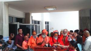 Mahant Narendra Giri, president of Akhil Bhartiya Akhara Parishad, along with other saints met CM Yogi Adityanath and presented a list of 14 fake babas.(Pawan Dixit/HT Photo) Mahant Narendra Giri, president of Akhil Bhartiya Akhara Parishad, along with other saints met CM Yogi Adityanath and presented a list of 14 fake babas.(Pawan Dixit/HT Photo)