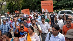 Jaypee Infratech home buyers protest with placards in Noida.(PTI) Jaypee Infratech home buyers protest with placards in Noida.(PTI)
