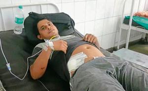One of the victims, Sheikh Ali Khan, at Haridwar district hospital.(RAMESHWAR GAUR/HT PHOTO) One of the victims, Sheikh Ali Khan, at Haridwar district hospital.(RAMESHWAR GAUR/HT PHOTO)