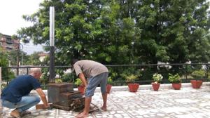 To reduce emissions from combustion, the Himalayan Rocket Stove uses a two-box, double-burner system.(IndiaSpend/Mukta Patil) To reduce emissions from combustion, the Himalayan Rocket Stove uses a two-box, double-burner system.(IndiaSpend/Mukta Patil)