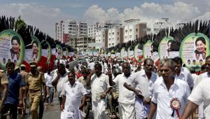 AIADMK party workers head towards party's General Council and Executive Committee Meeting in Chennai on September 12, 2017.(PTI) AIADMK party workers head towards party's General Council and Executive Committee Meeting in Chennai on September 12, 2017.(PTI)