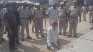 Activist Harsh Mander sits on a dharna outside the DSP’s office in Behror after police stopped him from visiting the place where Pehlu Khan was attacked.(Deep Mukherjee/HT Photo) Activist Harsh Mander sits on a dharna outside the DSP’s office in Behror after police stopped him from visiting the place where Pehlu Khan was attacked.(Deep Mukherjee/HT Photo)