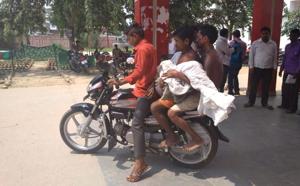 The family members asked the doctors on duty at the Kaushambi district hospital for an ambulance. When the doctors allegedly failed to provide a vehicle even after an hour.(HT Photo) The family members asked the doctors on duty at the Kaushambi district hospital for an ambulance. When the doctors allegedly failed to provide a vehicle even after an hour.(HT Photo)