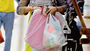 Maharashtra has announced that it will ban plastic bags by Gudi Padwa, the state’s New Yea(HT) Maharashtra has announced that it will ban plastic bags by Gudi Padwa, the state’s New Yea(HT)