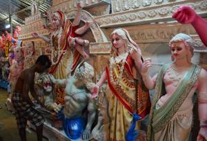 A sculpture artist with eco-friendly creations in Allahabad.(Anil Kumar Maurya/HT Photo) A sculpture artist with eco-friendly creations in Allahabad.(Anil Kumar Maurya/HT Photo)