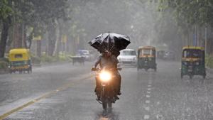 Monsoon winds brings rain in Delhi between June and September. At this stage, Delhi is facing a 35% rain deficiency.(Ravi Choudhary/HT Photo) Monsoon winds brings rain in Delhi between June and September. At this stage, Delhi is facing a 35% rain deficiency.(Ravi Choudhary/HT Photo)