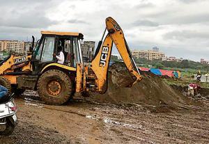 Police protection ensured that work began on the proposed site of the garbage plant in Ramtekdi.(HT PHOTO) Police protection ensured that work began on the proposed site of the garbage plant in Ramtekdi.(HT PHOTO)