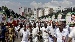 AIADMK workers head towards the party's general council and executive committee meeting in Chennai on Tuesday.(PTI) AIADMK workers head towards the party's general council and executive committee meeting in Chennai on Tuesday.(PTI)