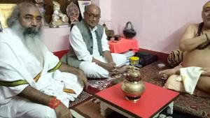 Congress general secretary Digvijay Singh with Jagadguru Shankaracharya Raj Rajeshwaram Maharaj in Haridwar on Wednesday.(HT Photo) Congress general secretary Digvijay Singh with Jagadguru Shankaracharya Raj Rajeshwaram Maharaj in Haridwar on Wednesday.(HT Photo)