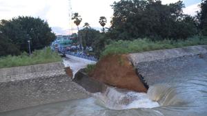 A portion of the irrigation canal had caved in during trials ahead of its inauguration in Bihar’s Bhagalpur district on Tuesday.(HT photo) A portion of the irrigation canal had caved in during trials ahead of its inauguration in Bihar’s Bhagalpur district on Tuesday.(HT photo)