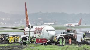 The SpiceJet aircraft, which overshot the main runway, was towed away late on Wednesday.(Satish Bate/HT Photo) The SpiceJet aircraft, which overshot the main runway, was towed away late on Wednesday.(Satish Bate/HT Photo)