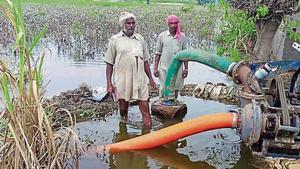 Pipes fitted with pumps are damaged at several places.(HT Photo) Pipes fitted with pumps are damaged at several places.(HT Photo)