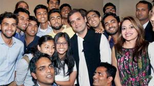 Congress vice president Rahul Gandhi in a group photo with students of Princeton University in New Jersey on September 20.(PTI) Congress vice president Rahul Gandhi in a group photo with students of Princeton University in New Jersey on September 20.(PTI)