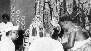 Then president Rajendra Prasad offers prayers at the New Delhi Kali Bari in September 1960 . Then president Rajendra Prasad offers prayers at the New Delhi Kali Bari in September 1960 .