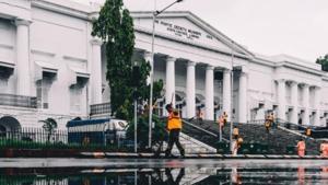 Workers sweep the area around Asiatic Library in Fort.(Courtesy: Divyesh Vadgama/Instagram) Workers sweep the area around Asiatic Library in Fort.(Courtesy: Divyesh Vadgama/Instagram)
