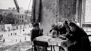Warsaw 1945. The everyday life of Warsaw people remained in ruins after the war — here a family is seen eating at their battered home.(PAP / Karol Szczeciński) Warsaw 1945. The everyday life of Warsaw people remained in ruins after the war — here a family is seen eating at their battered home.(PAP / Karol Szczeciński)