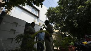 Delhi Police and the Panchkula Police jointly raided the residence in Greater Kailash Enclave, allegedly owned by the Dera.(Sonu Mehta / HT Photo) Delhi Police and the Panchkula Police jointly raided the residence in Greater Kailash Enclave, allegedly owned by the Dera.(Sonu Mehta / HT Photo)