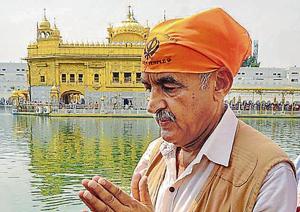 AAP candidate Maj Gen (retd) Suresh Khajuria paying obeisance at the Golden Temple in Amritsar on Tuesday.(Sameer Sehgal/HT) AAP candidate Maj Gen (retd) Suresh Khajuria paying obeisance at the Golden Temple in Amritsar on Tuesday.(Sameer Sehgal/HT)