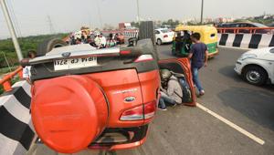 Eyewitnesses said that the there were two occupants of the car, a man and a woman, both in their early 20s.(Virendra Singh Gosain/HT PHOTO) Eyewitnesses said that the there were two occupants of the car, a man and a woman, both in their early 20s.(Virendra Singh Gosain/HT PHOTO)
