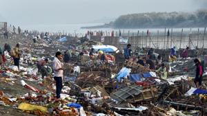 Debris along the Yamuna ghat after immersion of Durga Puja idols near ISBT Kashmere Gate in north Delhi.(Arvind Yadav/HT PHOTO) Debris along the Yamuna ghat after immersion of Durga Puja idols near ISBT Kashmere Gate in north Delhi.(Arvind Yadav/HT PHOTO)