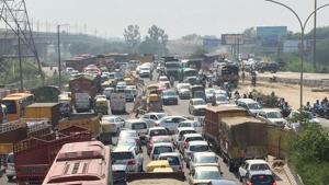 The Mahamaya Flyover was lined up with vehicles up to the Noida-Greater Noida Expressway.(Sunil Ghosh/HT Photo) The Mahamaya Flyover was lined up with vehicles up to the Noida-Greater Noida Expressway.(Sunil Ghosh/HT Photo)