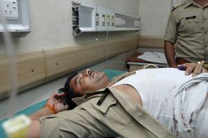 Sub-inspector Satish Kumar, admitted at Kailash hospital, after he received a bullet injury in the alleged encounter.(Sunil Ghosh/HT Photo) Sub-inspector Satish Kumar, admitted at Kailash hospital, after he received a bullet injury in the alleged encounter.(Sunil Ghosh/HT Photo)