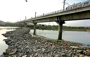 The road that cuts through the river connecting its banks on either side is such that officials say it would take days to dismantle it completely.(Sonnu Mehta/ HT Photo) The road that cuts through the river connecting its banks on either side is such that officials say it would take days to dismantle it completely.(Sonnu Mehta/ HT Photo)