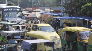 Apart from vendors, auto-rickshaw drivers too add to the chaos by parking vehicles in a haphazard manner on the service roads and main carriageway.(Sunil Ghosh /HT Photo) Apart from vendors, auto-rickshaw drivers too add to the chaos by parking vehicles in a haphazard manner on the service roads and main carriageway.(Sunil Ghosh /HT Photo)
