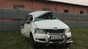 The car collided with the road divider and toppled thrice, throwing most of the passengers out through the windows.(Sohil Sehran/HT Photo) The car collided with the road divider and toppled thrice, throwing most of the passengers out through the windows.(Sohil Sehran/HT Photo)