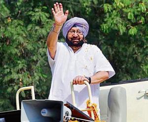 CM Capt Amarinder Singh waves to the crowd at a roadshow for Congress’ Sunil Jakhar in Gurdaspur on Monday.(Sameer Sehgal/HT) CM Capt Amarinder Singh waves to the crowd at a roadshow for Congress’ Sunil Jakhar in Gurdaspur on Monday.(Sameer Sehgal/HT)