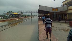Submerged railway tracks at Kajra station in Bihar’s Lakhisarai district temporarily disrupted movement of trains on Wednesday.(Pankaj Kumar/HT photo) Submerged railway tracks at Kajra station in Bihar’s Lakhisarai district temporarily disrupted movement of trains on Wednesday.(Pankaj Kumar/HT photo)