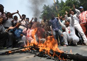 While the MCD Swachhta Karamchari Union continued its strike in east Delhi, it rival, Swatantra Majdoor Sayunkt Morcha, with members in three municipal corporations, threatened to go on strike from October 16.(Sushil Kumar/HT PHOTO) While the MCD Swachhta Karamchari Union continued its strike in east Delhi, it rival, Swatantra Majdoor Sayunkt Morcha, with members in three municipal corporations, threatened to go on strike from October 16.(Sushil Kumar/HT PHOTO)