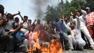 Employees of East Delhi Municipal Corporation protest at Patparganj on Wednesday.(Sushil Kumar/HT PHOTO) Employees of East Delhi Municipal Corporation protest at Patparganj on Wednesday.(Sushil Kumar/HT PHOTO)