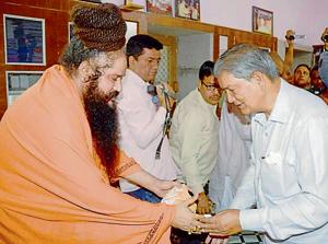 Ex-Haridwar MP and former chief minister Harish Rawat seeks blessings from a seer. He is likely to contest the 2019 general election from Haridwar.(RAMESHWAR GAUR/HT PHOTO) Ex-Haridwar MP and former chief minister Harish Rawat seeks blessings from a seer. He is likely to contest the 2019 general election from Haridwar.(RAMESHWAR GAUR/HT PHOTO)