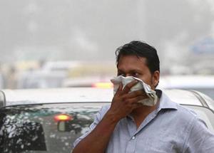 With Diwali round the corner, the level of air pollution is set to rise due to bursting of firecrackers.(HT File Photo) With Diwali round the corner, the level of air pollution is set to rise due to bursting of firecrackers.(HT File Photo)