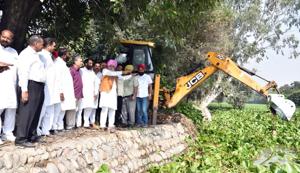 Punjab irrigation minister along with local congress workers inspecting cleanliness work at Kanjali Wetland on Saturday.(/HT Photo) Punjab irrigation minister along with local congress workers inspecting cleanliness work at Kanjali Wetland on Saturday.(/HT Photo)
