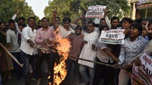 Workers of the Indian Youth Congress and Mahila Congress protest the Election Commission’s decision to defer the announcement of dates for polls in Gujarat in New Delhi on Saturday.(Mohd Zakir/HT Photo) Workers of the Indian Youth Congress and Mahila Congress protest the Election Commission’s decision to defer the announcement of dates for polls in Gujarat in New Delhi on Saturday.(Mohd Zakir/HT Photo)