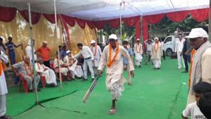 Clad in dhoti-kurta, they played a 10 over-a-side cricket match at the special ground that a non-government organisation readied for the occasion.(HT Photo) Clad in dhoti-kurta, they played a 10 over-a-side cricket match at the special ground that a non-government organisation readied for the occasion.(HT Photo)