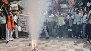 Activists protest against a court-ordered ban on the sale of firecrackers to curtail air pollution in the Delhi by setting off firecrackers during the protest.(AFP Photo) Activists protest against a court-ordered ban on the sale of firecrackers to curtail air pollution in the Delhi by setting off firecrackers during the protest.(AFP Photo)
